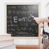 Tablica z wzorami fizycznymi, w tym słynnym E=mc², przypomina o tym, co wynalazł Albert Einstein.