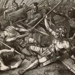 Zacięta walka gladiatorów. Spartakus i jego bohaterowie walczą o wolność, wznosząc broń przeciwko rzymskim legionistom.