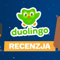 Sowa z Duolingo zaprasza na recenzję nauki angielskiego. Obok niej dziewczyna i niedźwiedź.