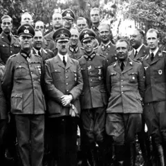 Grupa mężczyzn w mundurach, wśród nich Adolf Hitler. Niektórzy z nich mogli być nazistami w Argentynie, szukającymi schronienia.