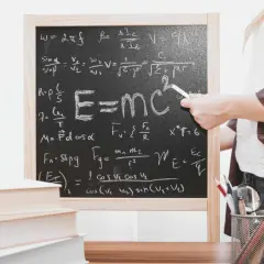 Tablica z wzorami fizycznymi, w tym słynnym E=mc², przypomina o tym, co wynalazł Albert Einstein.