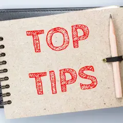 Notatnik z napisem "TOP TIPS" i ołówkiem. Idealne wskazówki, jak nauczyć się angielskiego od zera.