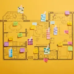 Plan mieszkania z kolorowymi karteczkami i próbkami materiałów. Projektowanie wnętrz, meble po niemiecku.