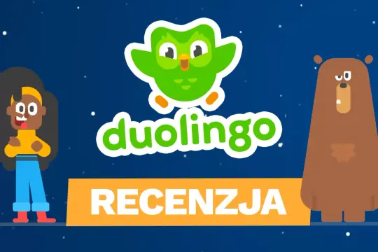 Sowa z Duolingo zaprasza na recenzję nauki angielskiego. Obok niej dziewczyna i niedźwiedź.