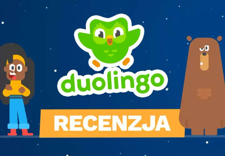Sowa z Duolingo zaprasza na recenzję nauki angielskiego. Obok niej dziewczyna i niedźwiedź.