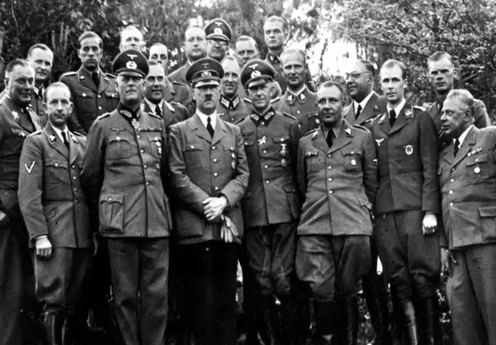 Grupa mężczyzn w mundurach, wśród nich Adolf Hitler. Niektórzy z nich mogli być nazistami w Argentynie, szukającymi schronienia.