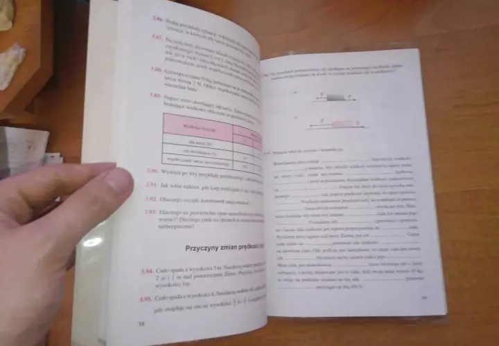 Wzór na siłę tarcia i inne wielkości fizyczne. Książka z zadaniami z fizyki, strona 58.