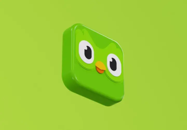 Zielona maskotka Duolingo. Dowiedz się, jak zmienić poziom trudności w aplikacji, aby nauka była przyjemniejsza.
