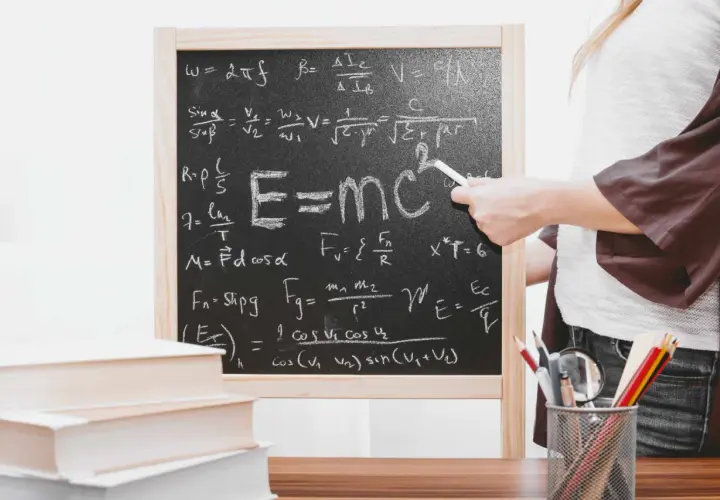 Tablica z wzorami fizycznymi, w tym słynnym E=mc², przypomina o tym, co wynalazł Albert Einstein.