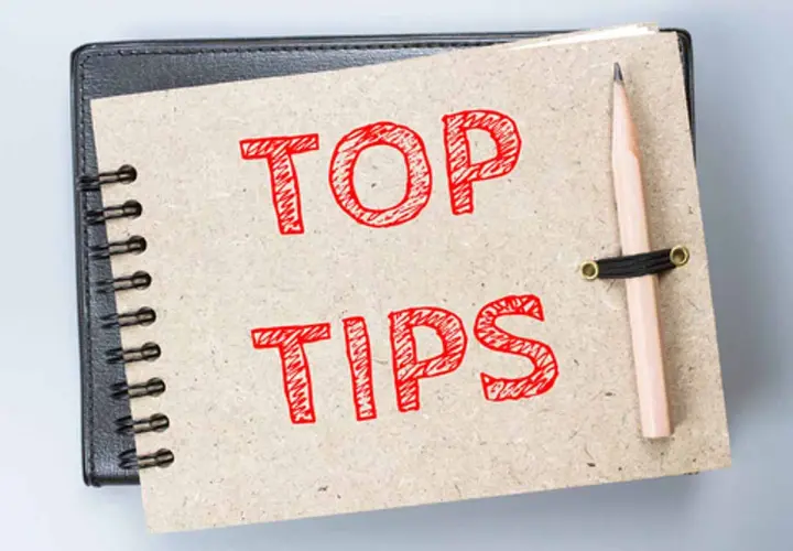 Notatnik z napisem "TOP TIPS" i ołówkiem. Idealne wskazówki, jak nauczyć się angielskiego od zera.