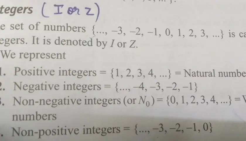 Czy 0 jest liczbą naturalną? Tekst wyjaśnia, że liczby całkowite to {..., -3, -2, -1, 0, 1, 2, 3, ...}. Liczby nieujemne to {0, 1, 2, 3, 4, ...}, czyli liczby naturalne wraz z zerem.