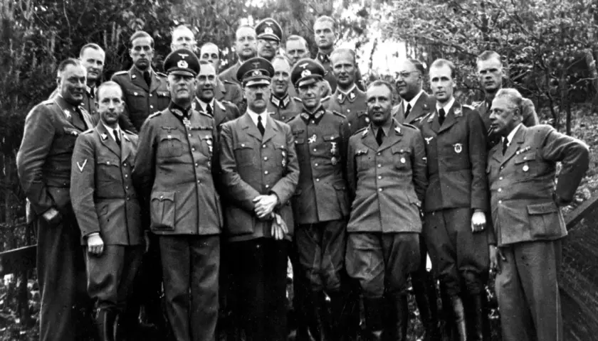 Grupa mężczyzn w mundurach, wśród nich Adolf Hitler. Niektórzy z nich mogli być nazistami w Argentynie, szukającymi schronienia.