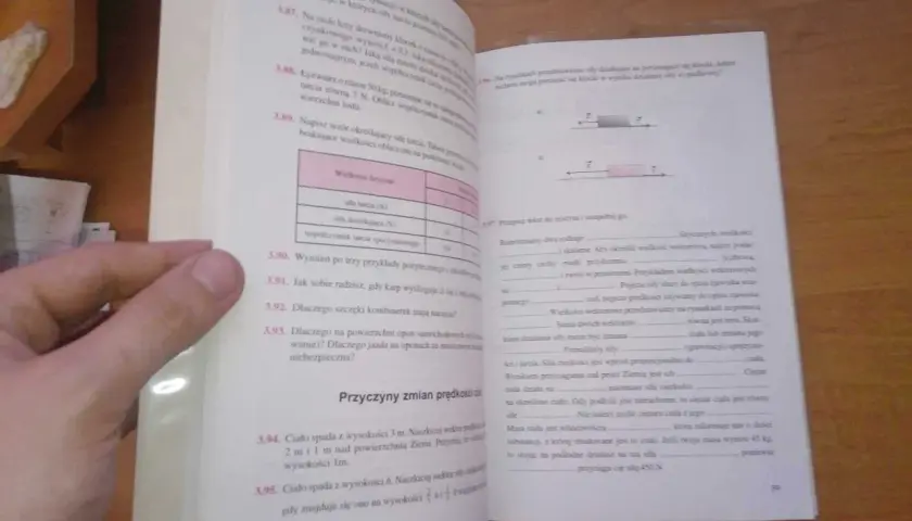 Wzór na siłę tarcia i inne wielkości fizyczne. Książka z zadaniami z fizyki, strona 58.