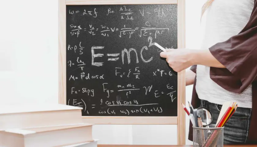 Tablica z wzorami fizycznymi, w tym słynnym E=mc², przypomina o tym, co wynalazł Albert Einstein.
