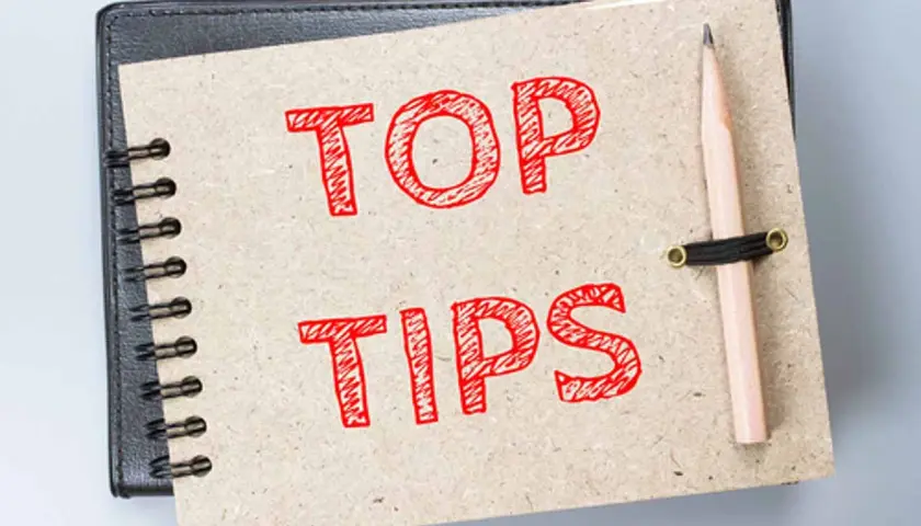 Notatnik z napisem "TOP TIPS" i ołówkiem. Idealne wskazówki, jak nauczyć się angielskiego od zera.