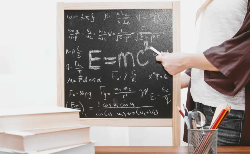 Co wynalazł Einstein, a co tylko odkrył?