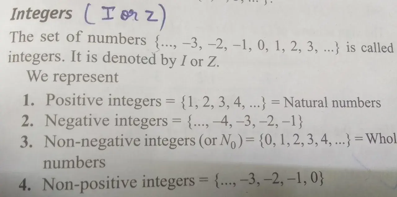 Czy 0 jest liczbą naturalną? Tekst wyjaśnia, że liczby całkowite to {..., -3, -2, -1, 0, 1, 2, 3, ...}. Liczby nieujemne to {0, 1, 2, 3, 4, ...}, czyli liczby naturalne wraz z zerem.