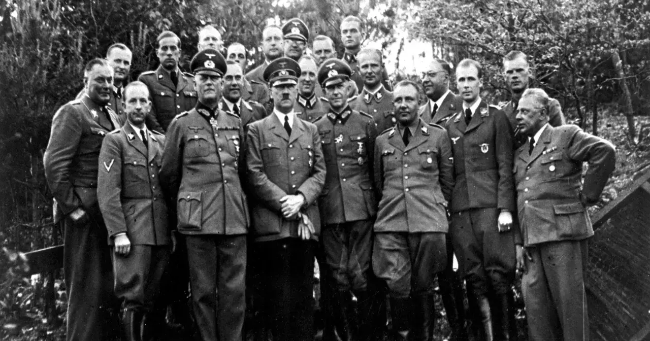 Grupa mężczyzn w mundurach, wśród nich Adolf Hitler. Niektórzy z nich mogli być nazistami w Argentynie, szukającymi schronienia.