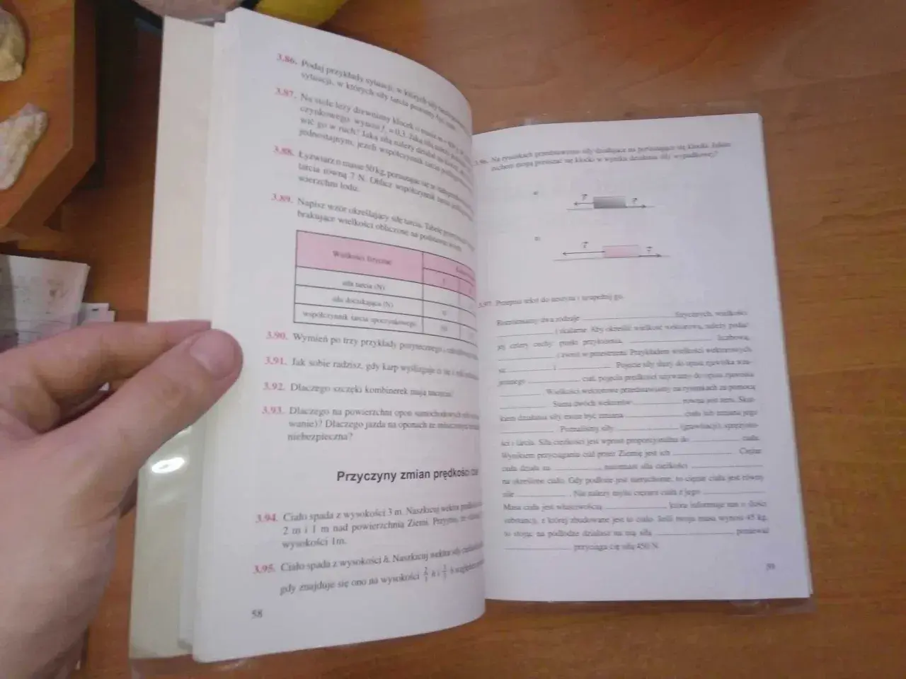Wzór na siłę tarcia i inne wielkości fizyczne. Książka z zadaniami z fizyki, strona 58.