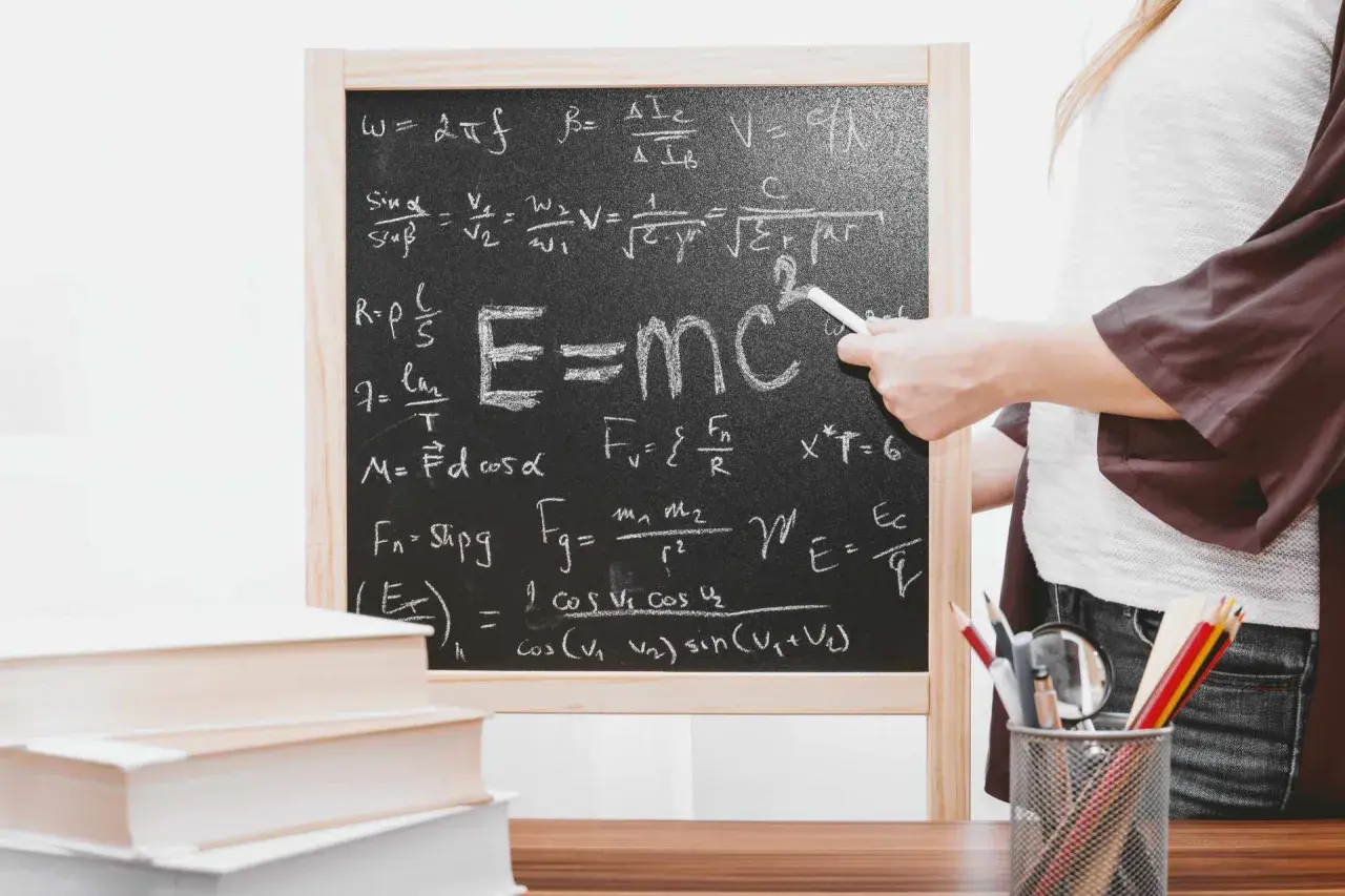 Tablica z wzorami fizycznymi, w tym słynnym E=mc², przypomina o tym, co wynalazł Albert Einstein.