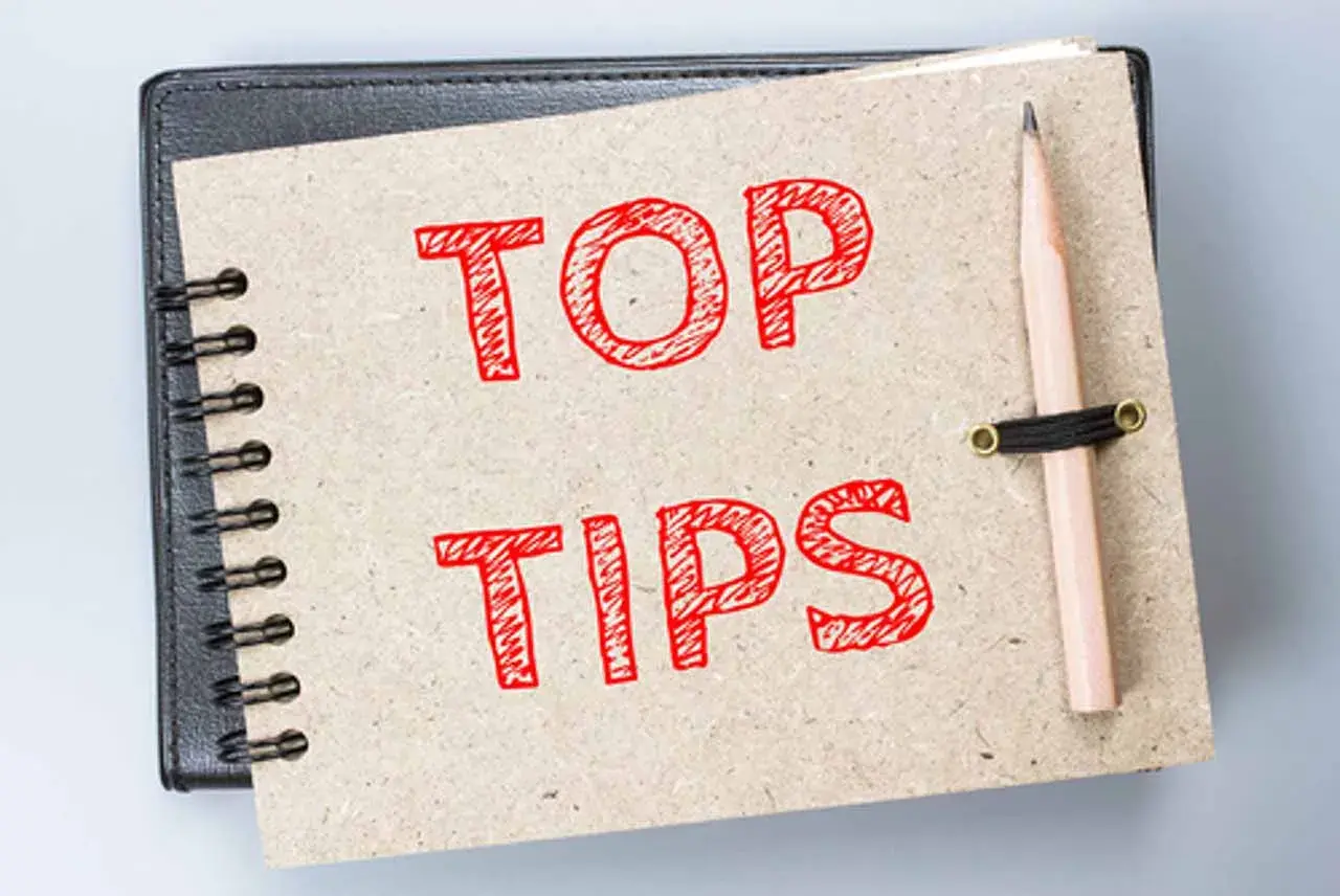Notatnik z napisem "TOP TIPS" i ołówkiem. Idealne wskazówki, jak nauczyć się angielskiego od zera.