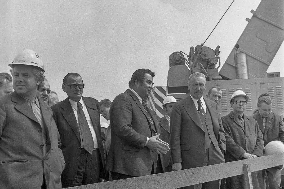 Edward Gierek, w otoczeniu wsp&oacute;łpracownik&oacute;w, podczas wizyty na budowie. Jego rządy to czas modernizacji i rozwoju przemysłu w Polsce.