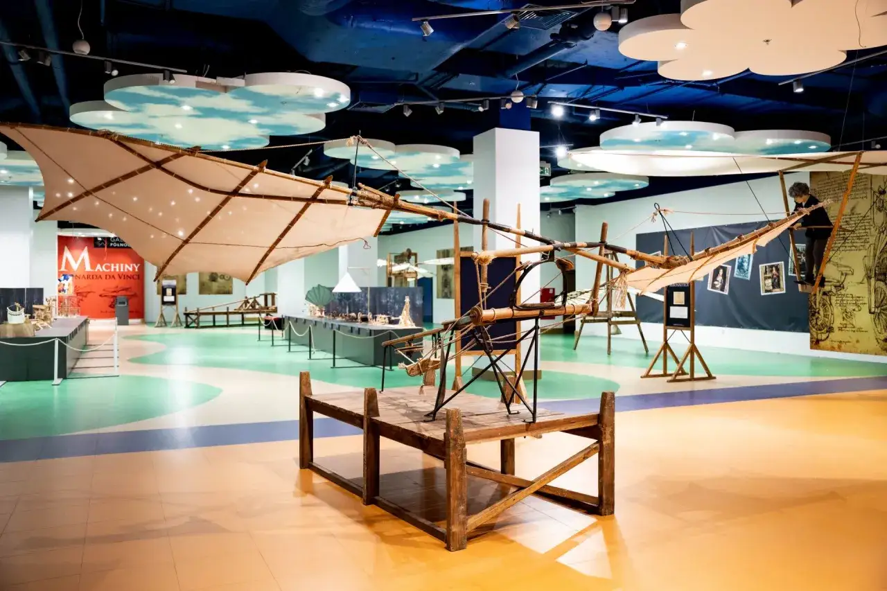 Model lotni, jeden z wielu wynalazków Leonarda da Vinci, w muzeum.