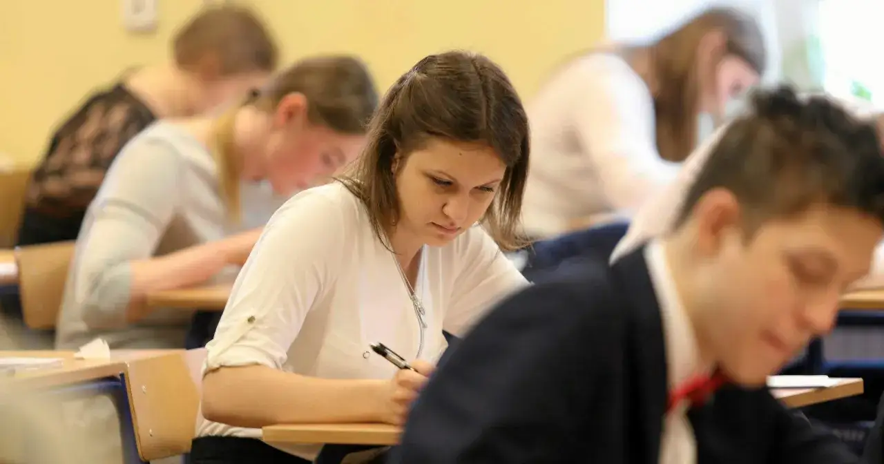 Dziewczyna pisze test, widać stres, boję się angielskiego na studiach.