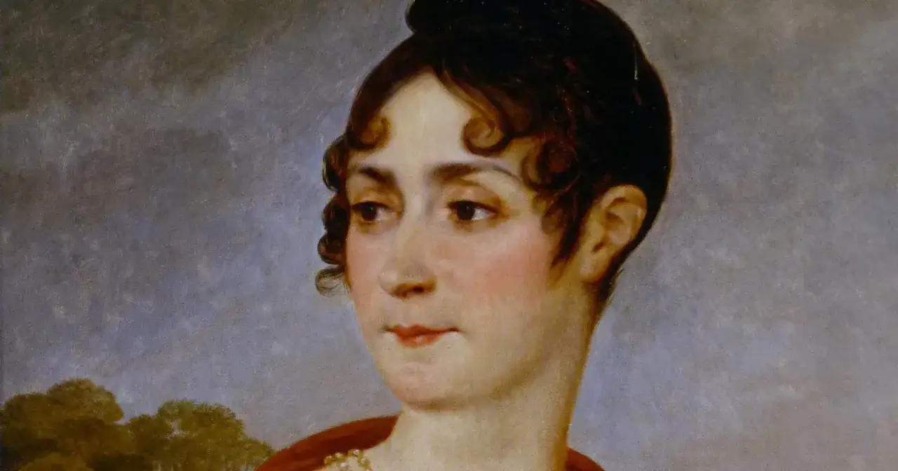 Portret kobiety z kręconymi włosami i delikatnym uśmiechem, przypominający pierwszą żonę Napoleona.