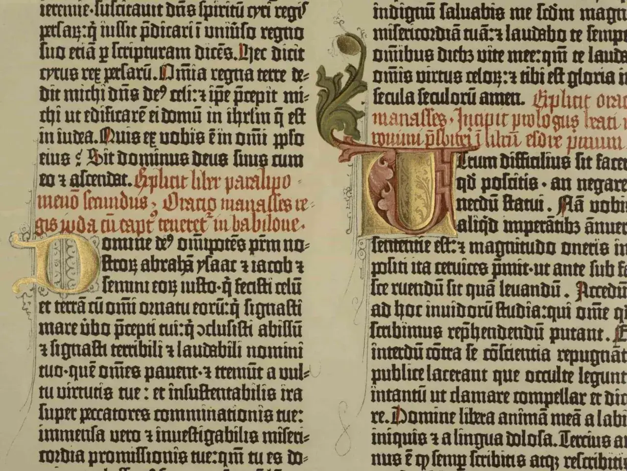 Tekst w języku łacińskim, ozdobiony inicjałami i iluminacjami. Strona z rękopisu, prawdopodobnie biblii.